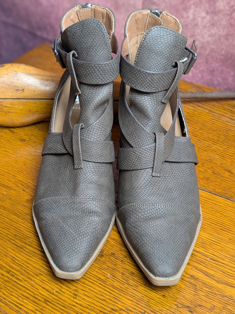 Yellow Box Women’s 6.5 Gray Textured Pointed Toe Ankle Booties - Picture 2 of 10